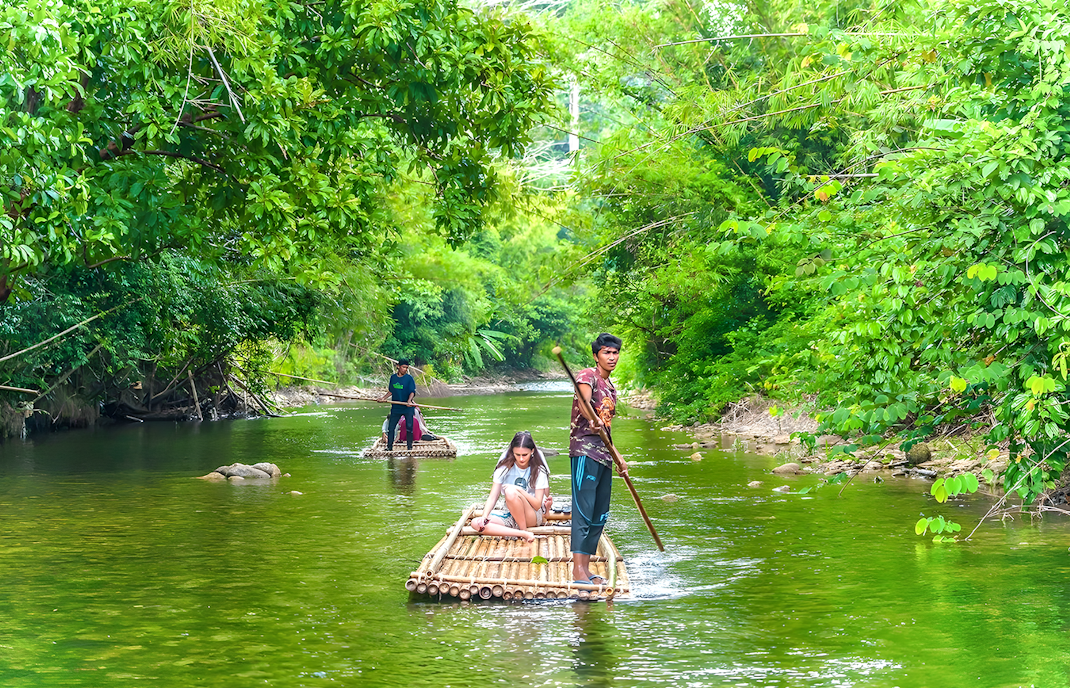 Tour de rafting de bambu na Tailândia