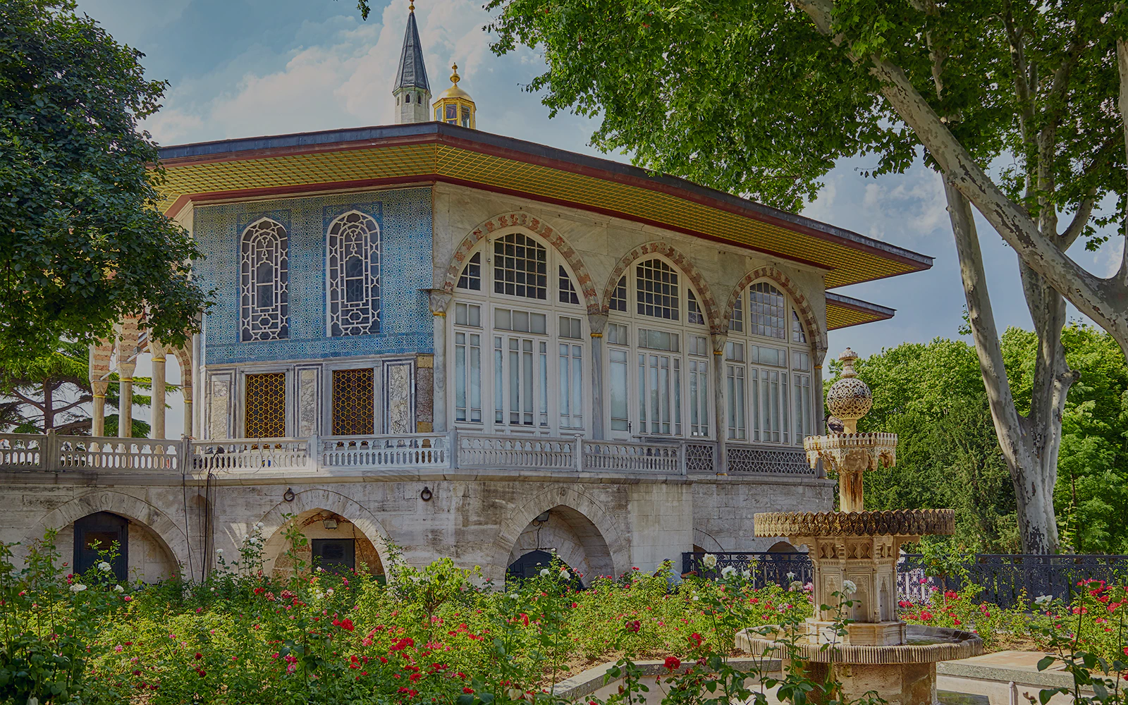 Baghdad Kiosk in the Fourth Courtyard of Topkapi Palace, Istanbul, with a garden and fountain.