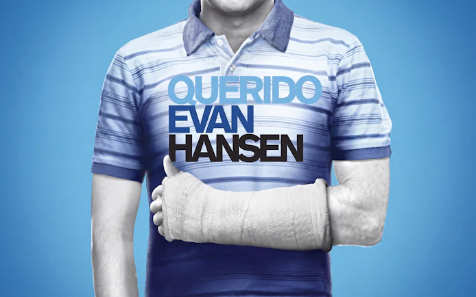 Man in striped shirt with arm cast, text "Querido Evan Hansen" on chest.
