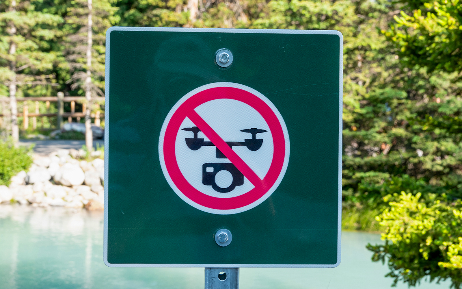 No drone sign at a tourist attraction in a scenic area.