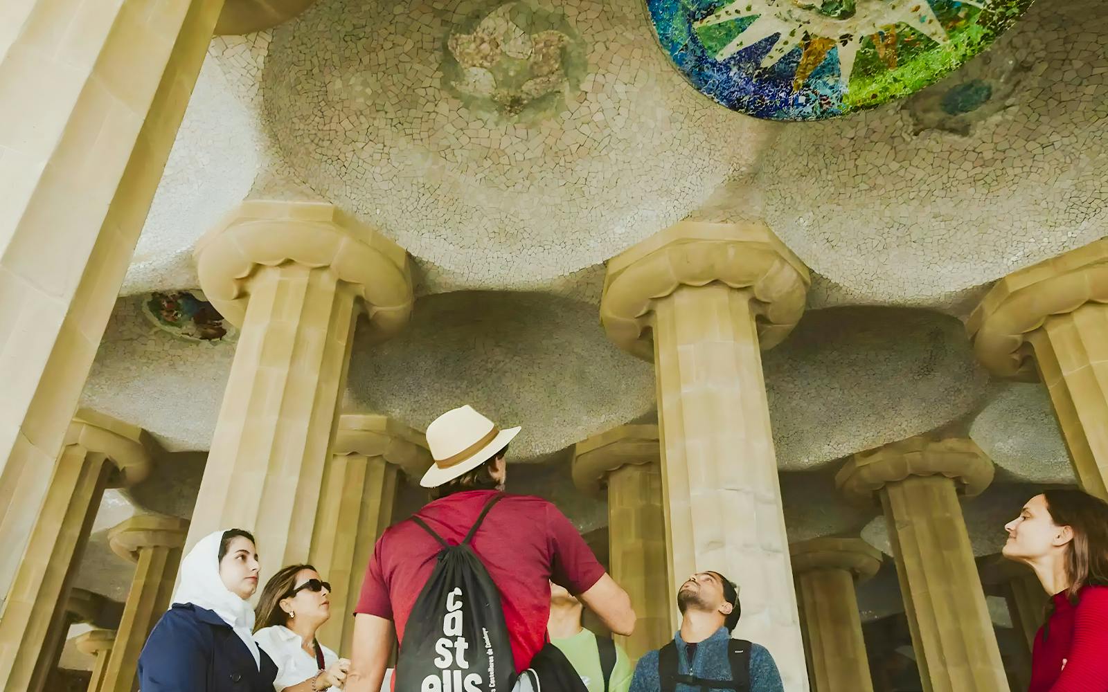 visita guiada privada em grupos pequenos ao parque güell com ingressos sem filas-1