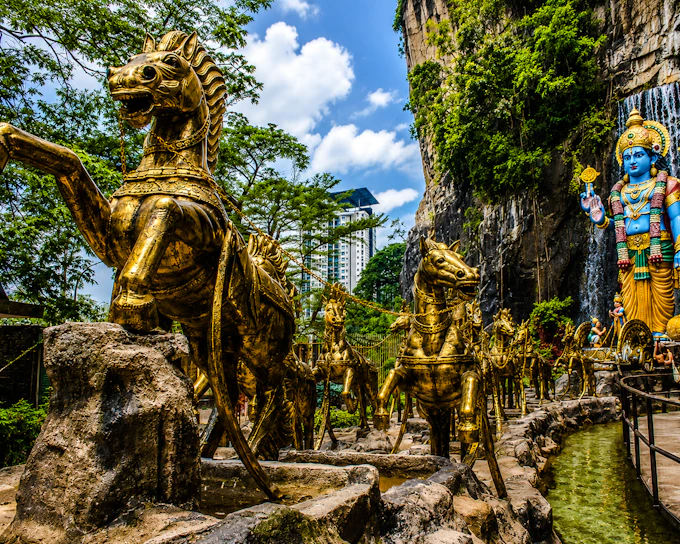 From Kuala Lumpur: Batu Caves Private Tour with Ramayana Cave Entry and Batik Factory Visit