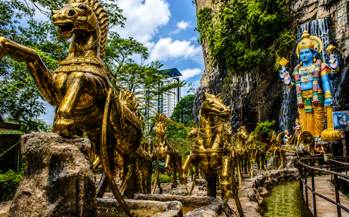 z kuala lumpur: prywatna wycieczka do jaskiń batu z wejściem do jaskini ramayana i wizytą w fabryce batiku-1