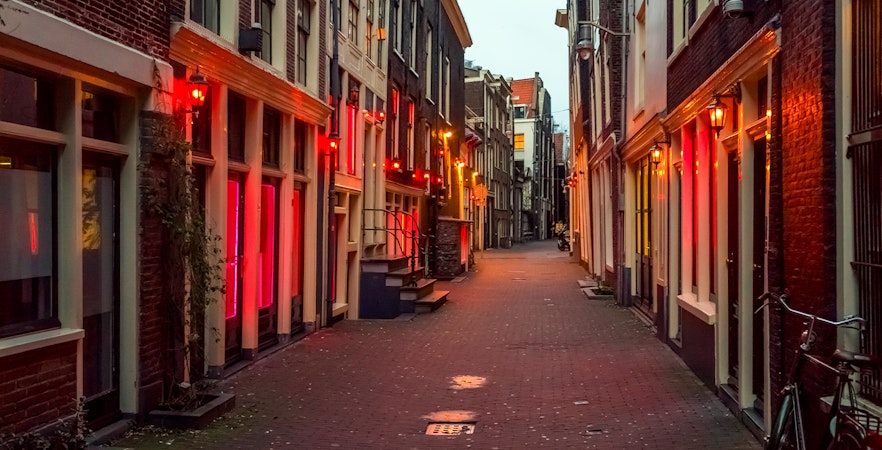 pub crawls amsterdam