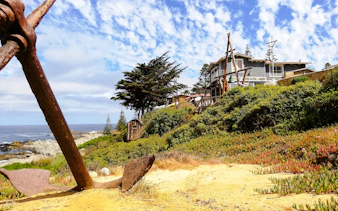 Coastal view of Isla Negra with house and large anchor, part of Santiago day tour.