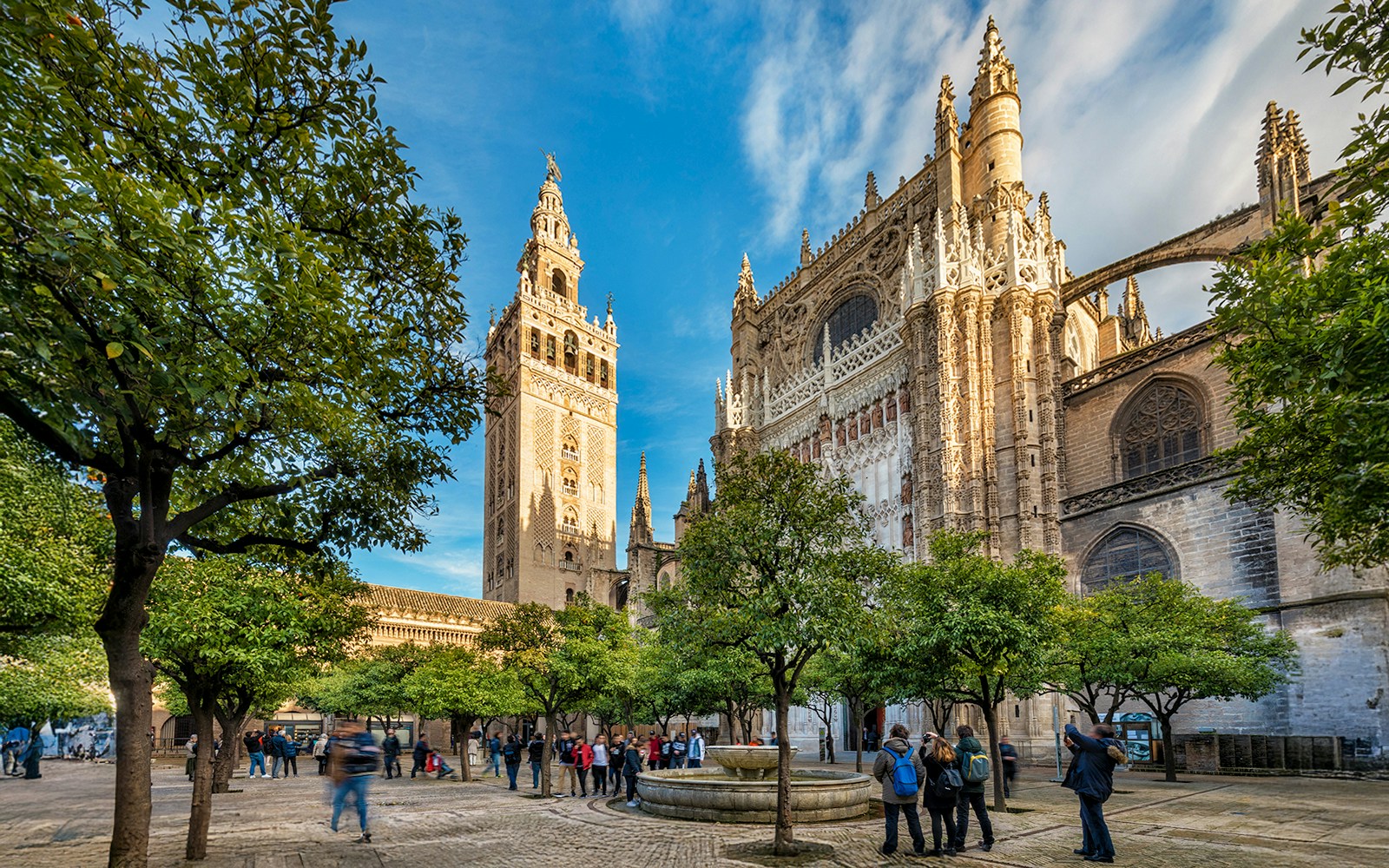 Giralda tower and Catedral de Sevilla viewed from Patio de los Naranjos, Sevilla, España.
