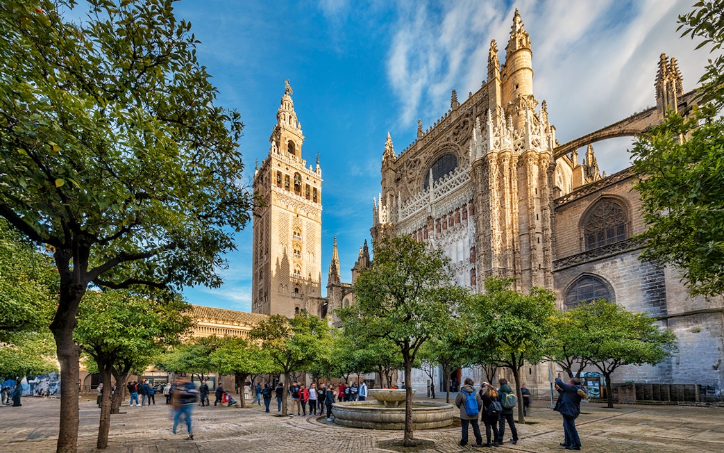 Giralda tower and Catedral de Sevilla viewed from Patio de los Naranjos, Sevilla, España.