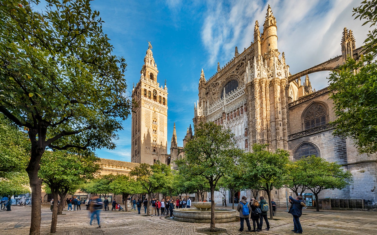Giralda tower and Catedral de Sevilla viewed from Patio de los Naranjos, Sevilla, España.