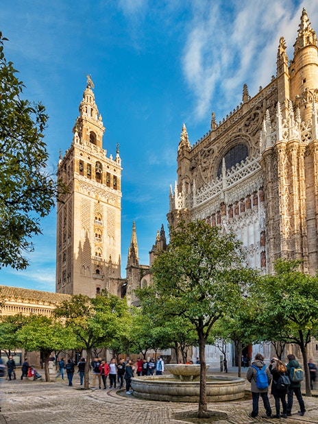 Giralda tower and Catedral de Sevilla viewed from Patio de los Naranjos, Sevilla, España.