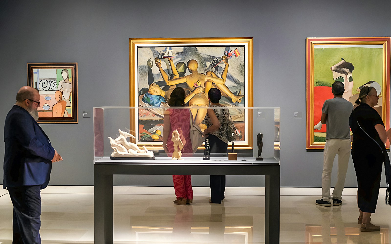 Twwo people viewing artwork inside Museo Carmen Thyssen