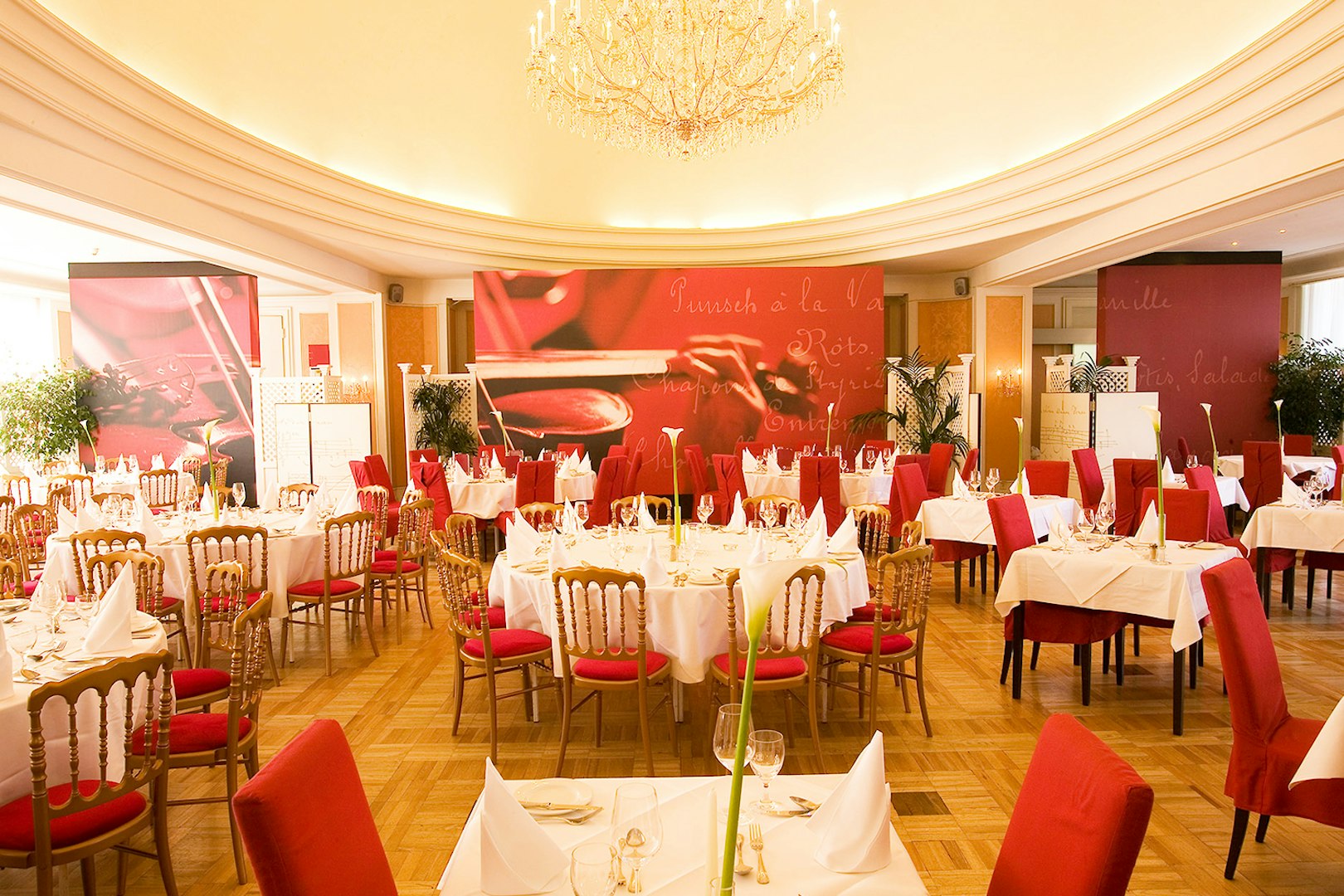 Elegant dining setup at Kursalon Vienna for Mozart and Strauss concert dinner.