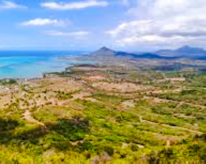 Mauritius Dolphin Watching by Speedboat & South-West Tour with Lunch and Hotel Transfers