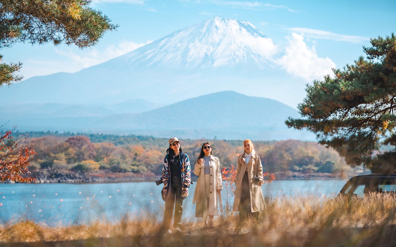 Woman at Lake Kawaguchi with Mount Fuji in the background, Tokyo day tour.