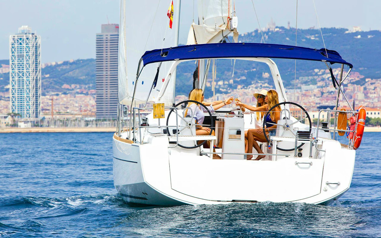 2-stündige Segeltour in Barcelona mit offener Bar und Snacks — 5