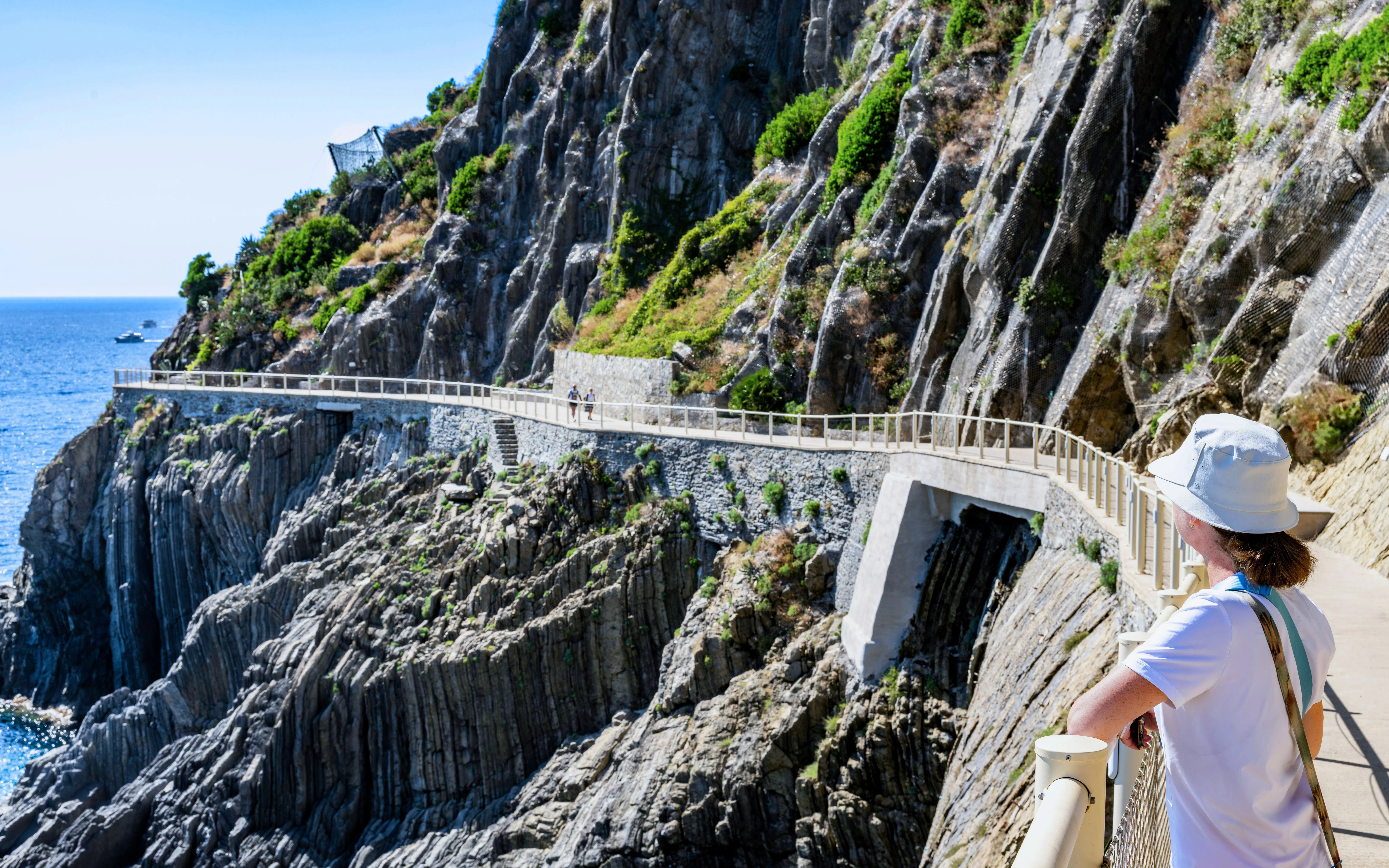 Walking path along cliffs between Riomaggiore and Manarola, Cinque Terre, Italy.