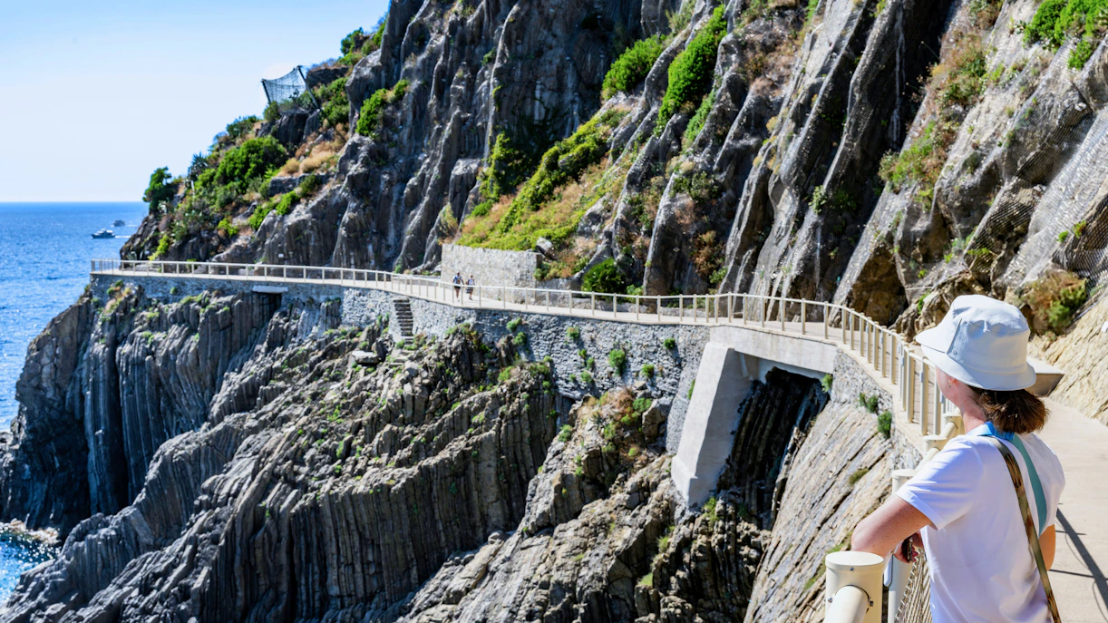 Walking path along cliffs between Riomaggiore and Manarola, Cinque Terre, Italy.