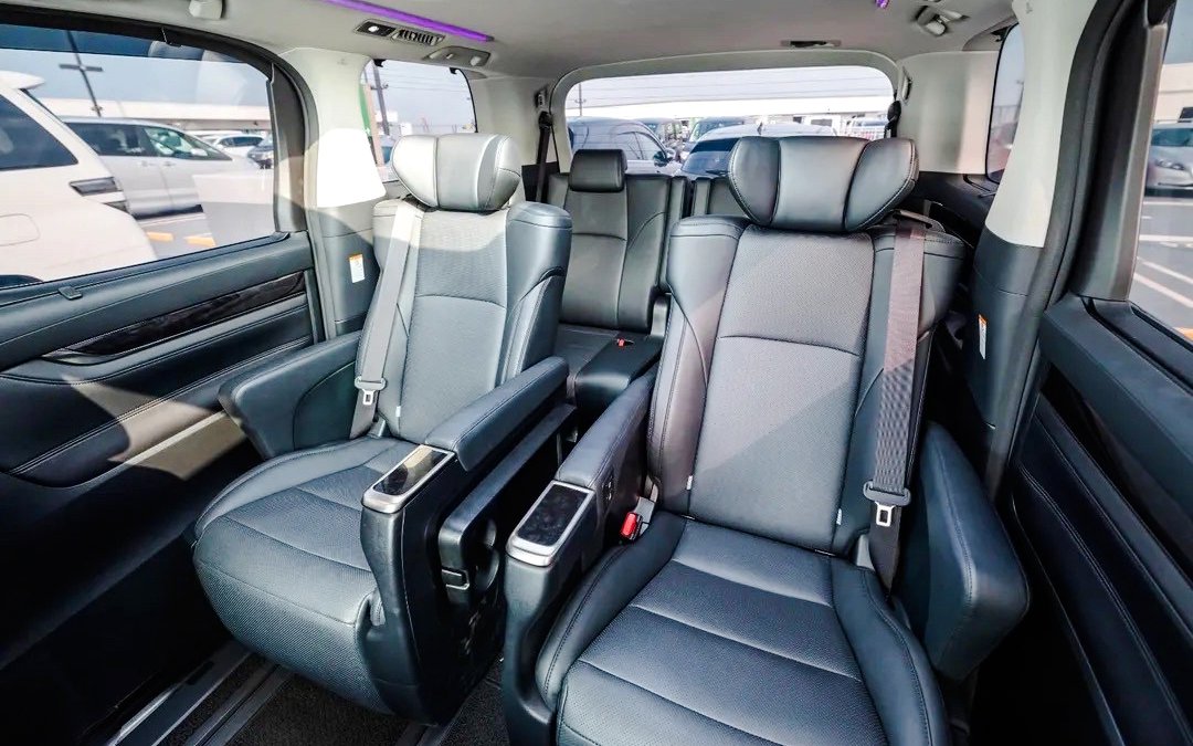 Luxury van interior for transport between Universal Studios Japan and Osaka.