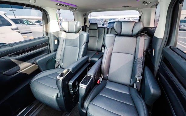 Luxury van interior for transport between Universal Studios Japan and Osaka.