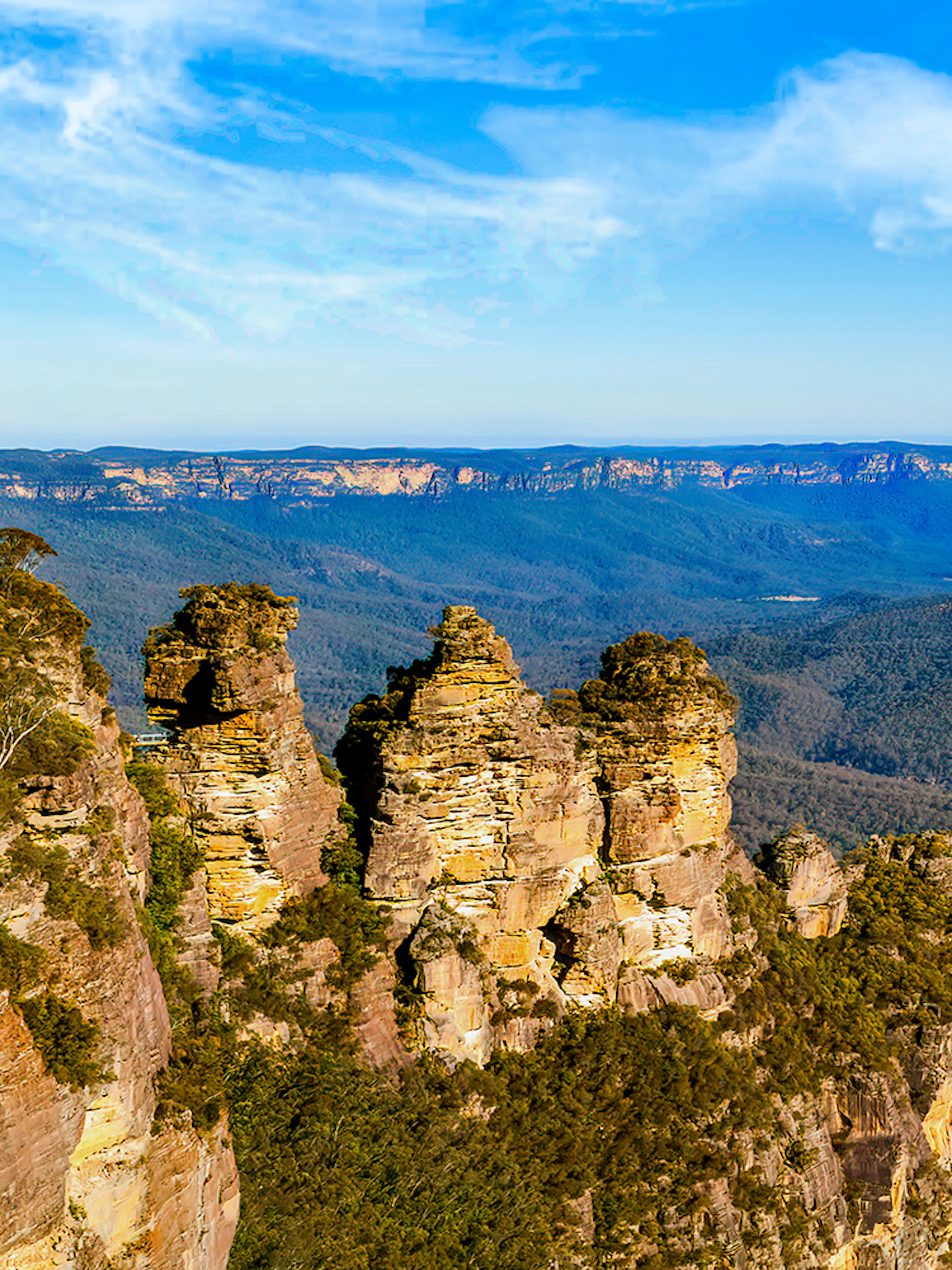 Three Sisters rock formation in Blue Mountains National Park, Sydney.