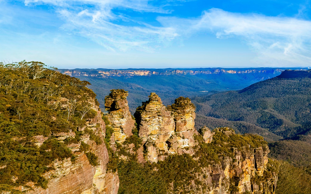 Three Sisters rock formation in Blue Mountains National Park, Sydney.