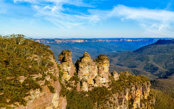 Three Sisters rock formation in Blue Mountains National Park, Sydney.
