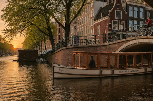 Amsterdam: 1-Hour Luxury Evening Canal Cruise on Saloon Boat with Onboard Bar