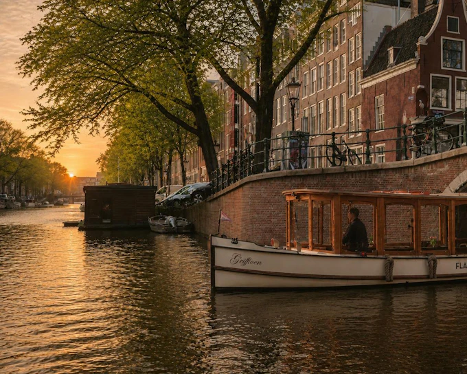 Amsterdam: 1-Hour Luxury Evening Canal Cruise on Saloon Boat with Onboard Bar