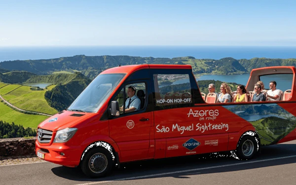 São Miguel: Hop-On Hop-Off Bus Tour on 2 Routes