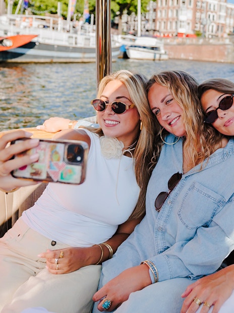 Guests enjoying the Classic Cruise with cheese and wine in Amsterdam.