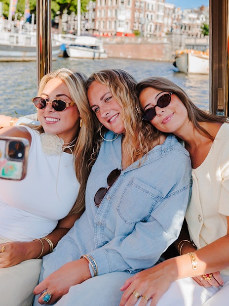 Guests enjoying the Classic Cruise with cheese and wine in Amsterdam.