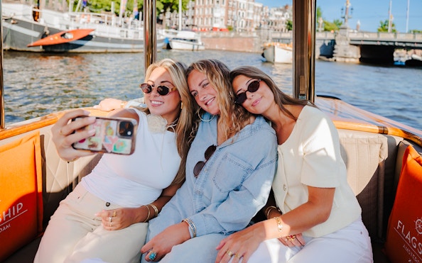 Guests enjoying the Classic Cruise with cheese and wine in Amsterdam.