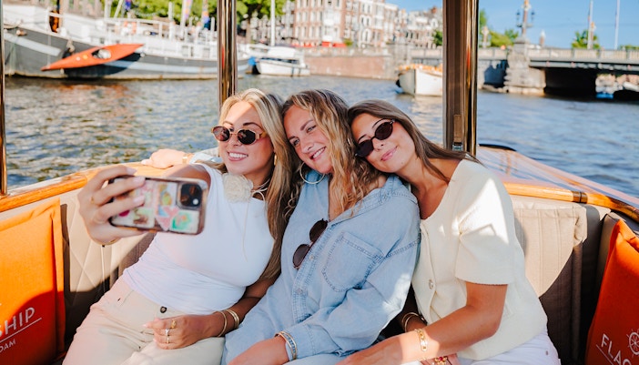 Guests enjoying the Classic Cruise with cheese and wine in Amsterdam.