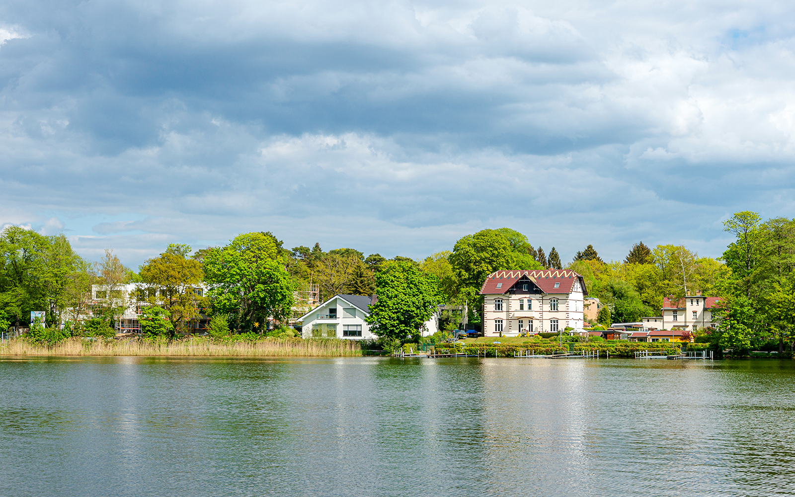 Konradshöhe Island view with lakeside houses and lush greenery in Berlin.