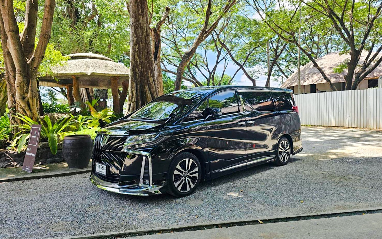 Black luxury van for private Doi Inthanon tour in leafy Chiang Mai area.