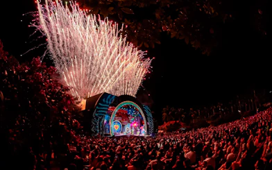Fireworks display at a concert in Beto Carrero World, Brazil, with a large audience.