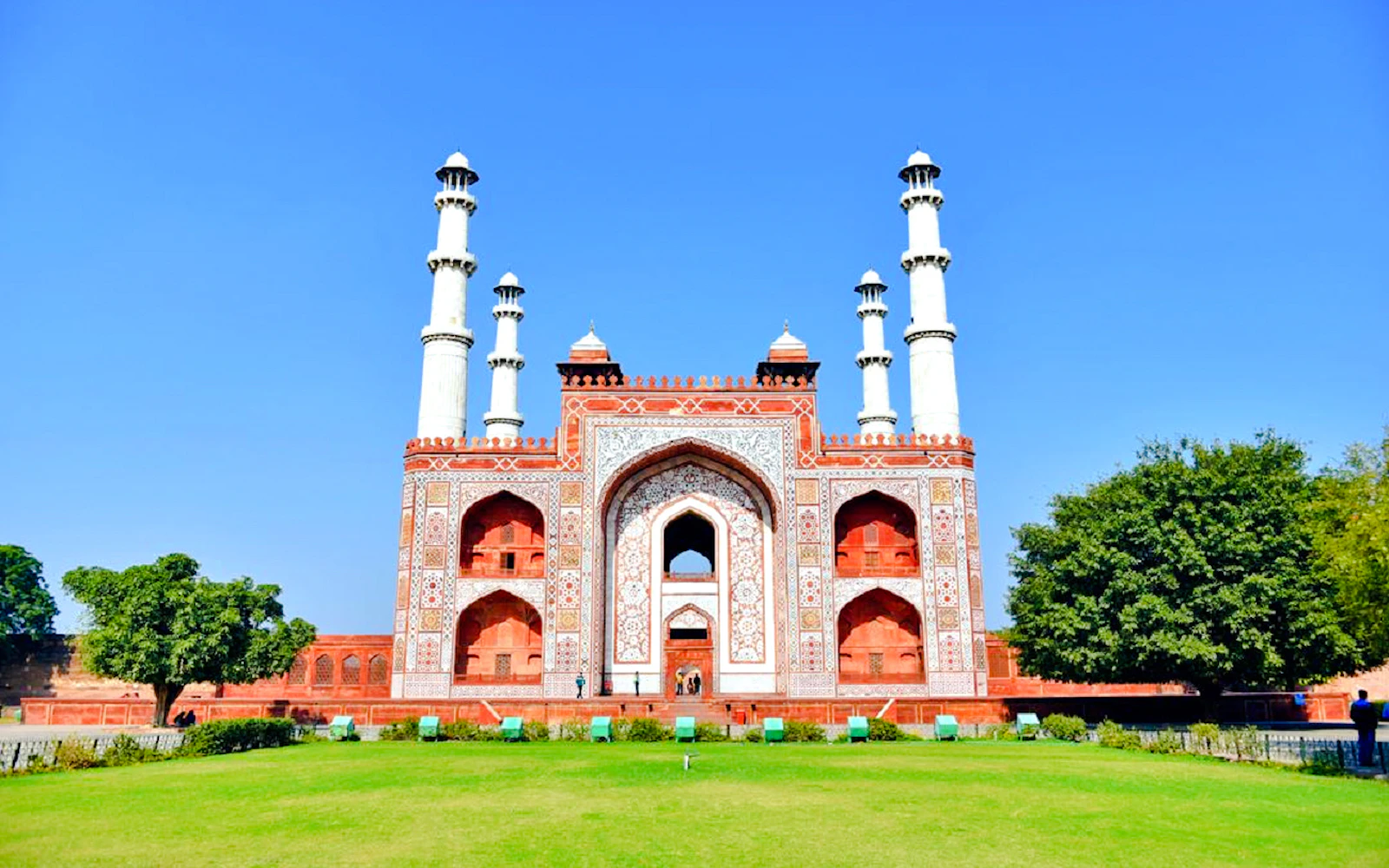 Agra Private Guided Car Tour: Akbar's Tomb, Agra Fort and Baby Taj with Entry Tickets