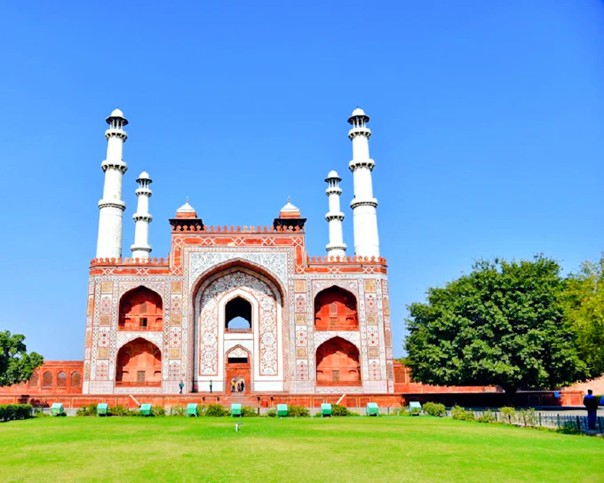 Agra Private Guided Car Tour: Akbar's Tomb, Agra Fort and Baby Taj with Entry Tickets