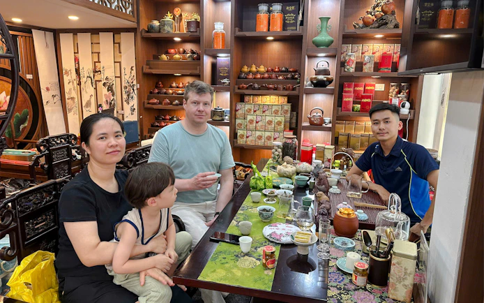 Hanoi: Vietnamese Tea Tasting & Brewing Class with Train Street Viewing