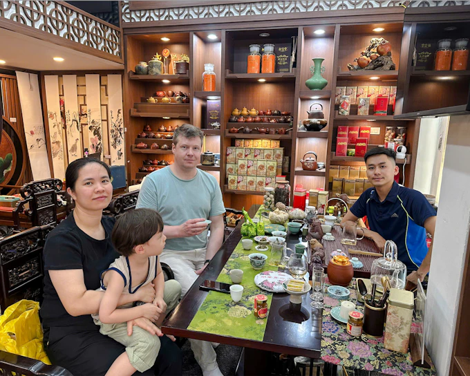 Hanoi: Vietnamese Tea Tasting & Brewing Class with Train Street Viewing