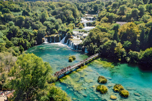 Vanuit Split: Dagtocht met gids naar Krka Nationaal Park met boottocht en Wijnproeverij