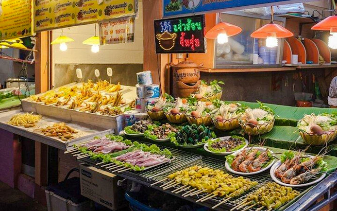 Chiang Mai Night Tuk-Tuk Tour: Temples and Night Market with Street-Food Tasting