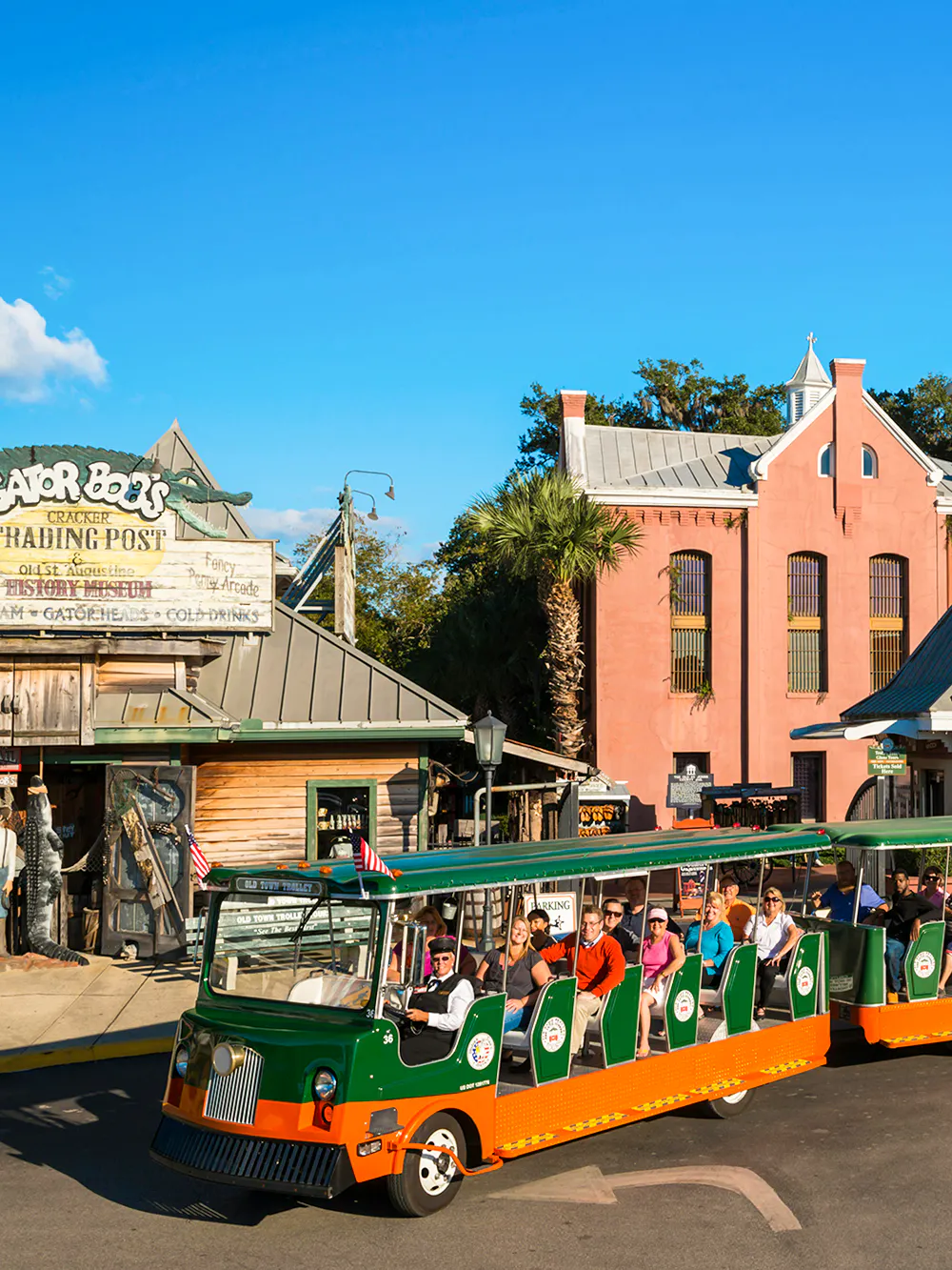 Old Town Trolley passing Gator Bob’s Trading Post in St. Augustine.