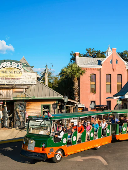 Old Town Trolley passing Gator Bob’s Trading Post in St. Augustine.