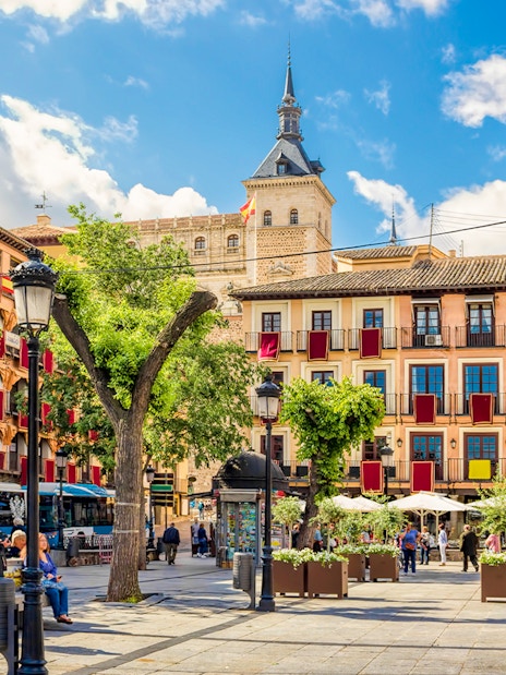 Toledo Stadtzentrum with historic buildings and people in a lively plaza.