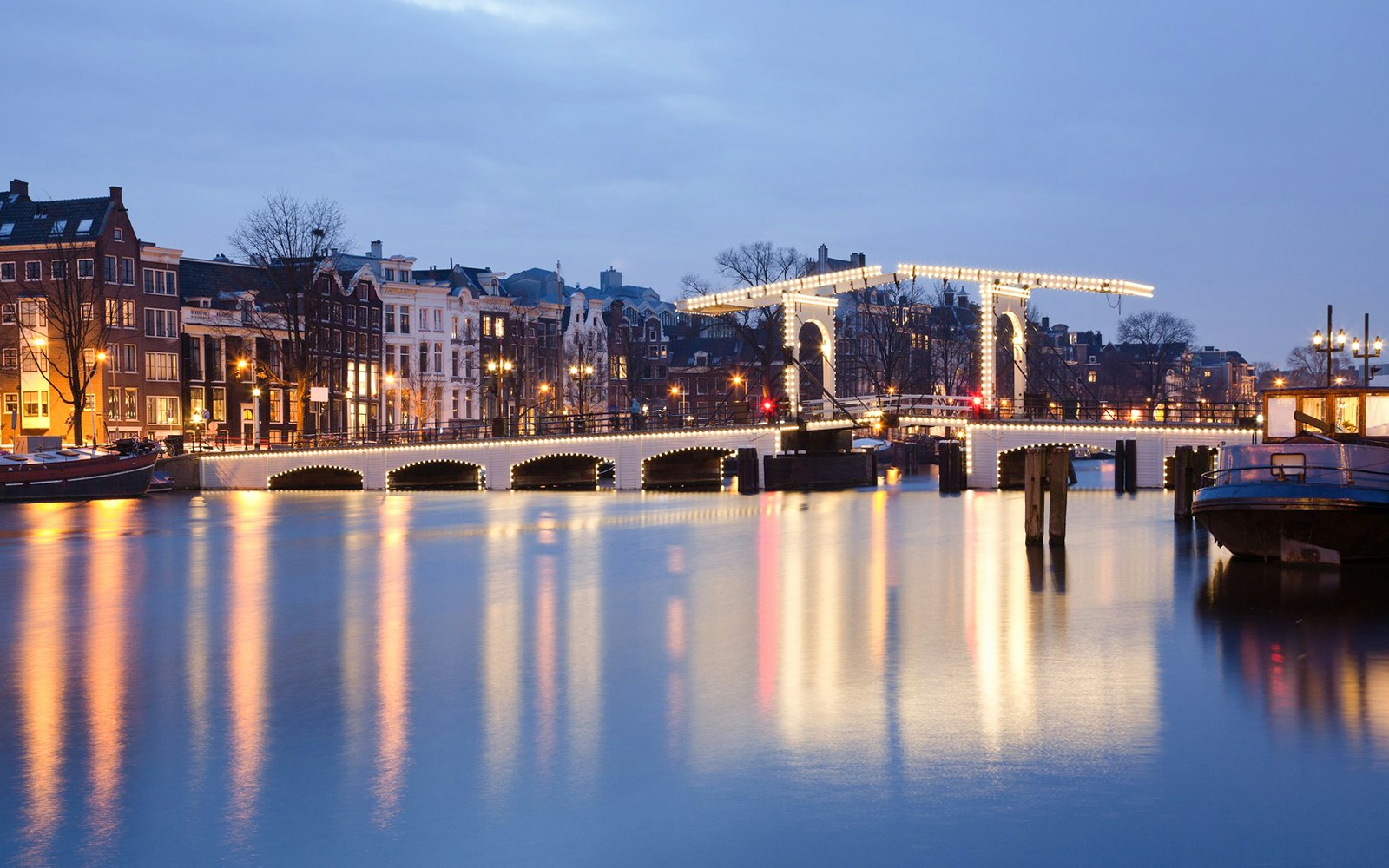 Classic boat cruise on Amsterdam canal with cheese and wine experience.