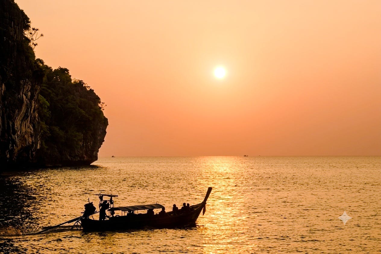 krabi: tocht bij zonsondergang met een longtailboot naar de khao khanap nam-grot en een foodtour op de avondmarkt-1