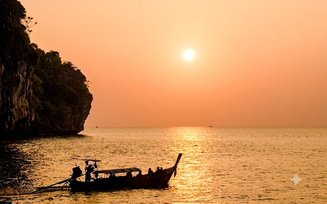 visite en bateau à longue queue à krabi au coucher du soleil : visite de la grotte de khao khanap nam et dégustation de spécialités au marché nocturne-1