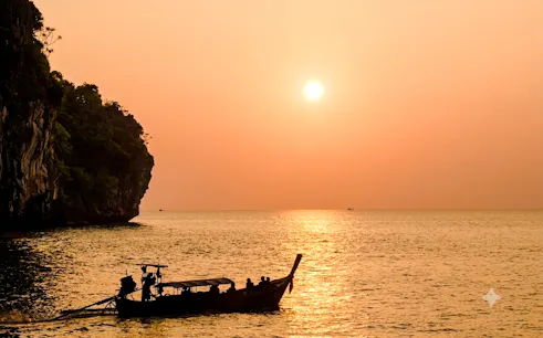 visite en bateau à longue queue à krabi au coucher du soleil : visite de la grotte de khao khanap nam et dégustation de spécialités au marché nocturne-1