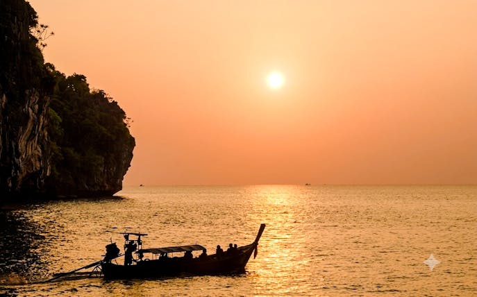 krabi: tocht bij zonsondergang met een longtailboot naar de khao khanap nam-grot en een foodtour op de avondmarkt-1