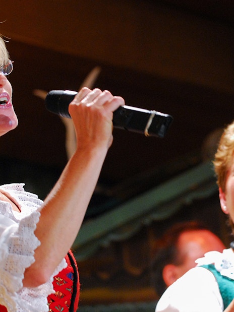 Singers performing at the Tyrolean Evening Folk Show with the Gundolf Family.